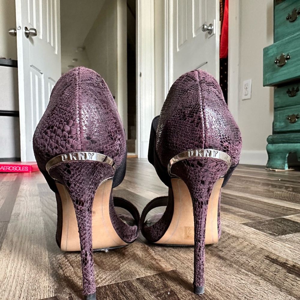 Open toes 6 inch heels with black strap in front.